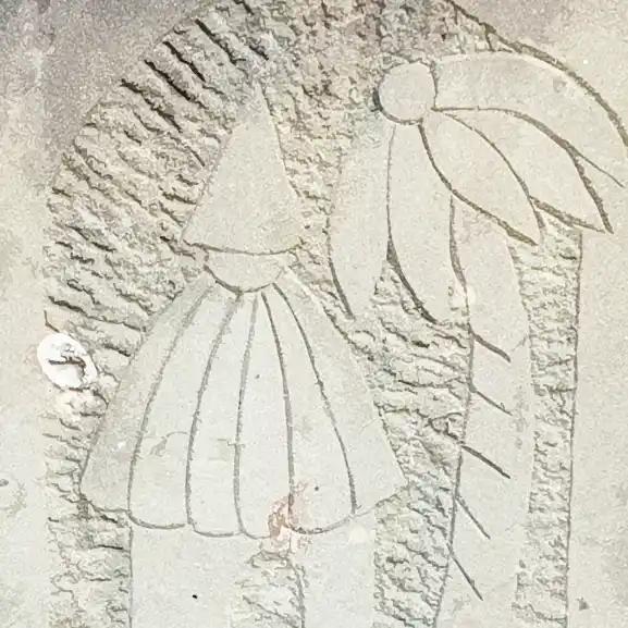 Stilisierter Ausschnitt des rechteckigen, schmucklosen Grabsteins mit eingemeißelter bildlicher Darstellung einer Palme und tropisch anmutender Hütte.