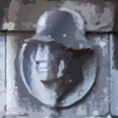 Ausschnitt des Kriegerdenkmals, der Kopf eines Soldaten in Stein gemeißelt.