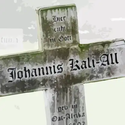 Ein alter Grabstein im Form eines Kreuzes, Aufschrift: Hier ruht in Gott - Johannis Kali-All - und ein Geburtsdatum und -Ort.