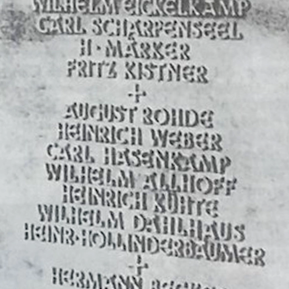 Namensinschriften auf einer alten Gedenktafel