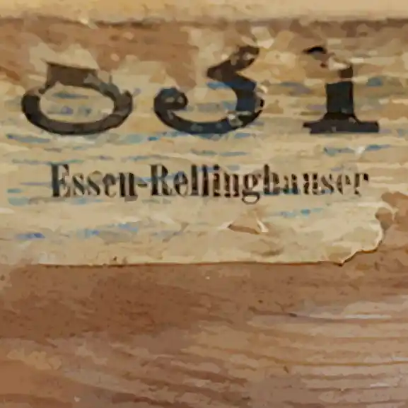 Stilisierter Ausschnitt des Quellenmotivs Holzkiste: Man erkennt eine halte 3-stellige Zahl und den Schriftzug "Essen-Rellinghausen".