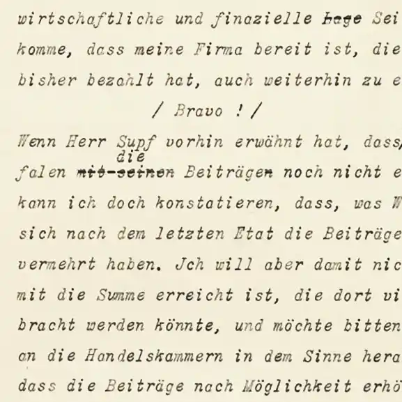 Stilisierter Ausschnitt eines fast vollständig mit Schreibmaschine verfassten Wortprotokolls mit einigen wenigen Korrekturen.
