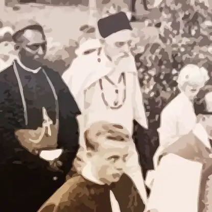 Stilisierter Ausschnitt eines nngestellten Schwarz-weiß-Fotos eines Prozessionszuges mit Geistlichen, Messdienern und Gläubigen.