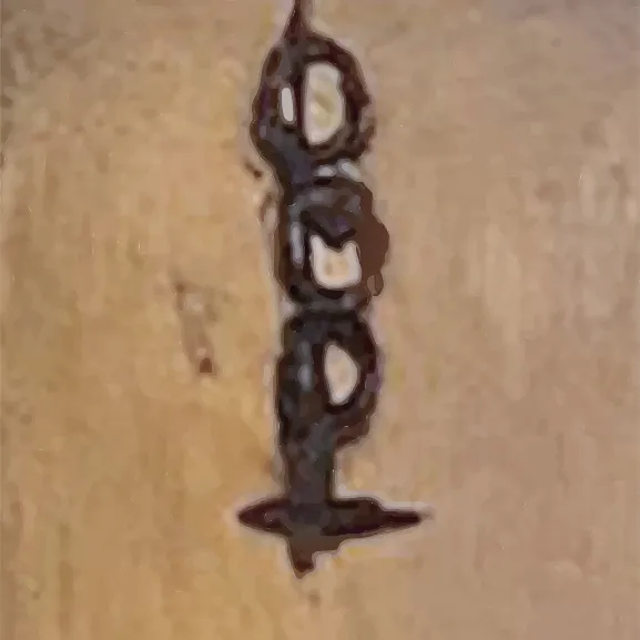 Stilisierter Detailausschnitt einer der Holzfiguren: Uniformdetail auf Brusthöhe.