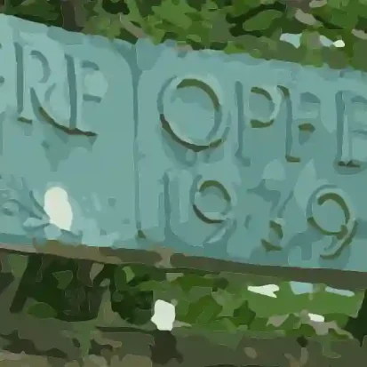 Stilisierter, nachgezeichneter Ausschnitt des Quellen-Bildes: Gemauertes Denkmal innerhalb einer Waldfläche. Inschrift: "Unsere Opfer mahnen uns 1939-1945"