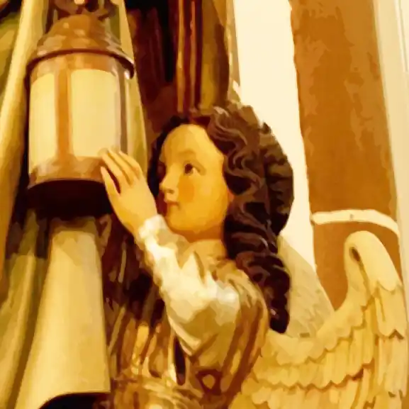 Stilisierter Ausschnitt einer farbig bemalten Heiligenstatue. Man erkennt einen kleinen Engel und eine tragbare Lampe.