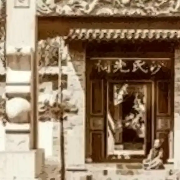 Stilisierter Ausschnitt des monochromen, historischen Fotos zeigt den Eingangsbereich eines chinesischen Tempels, vor dem eine Person kauert.