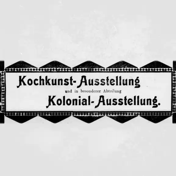 Ausschnitt aus einer eingerahmten gedruckten Zeitungsannonce: Kochkunst-Ausstellung und in besonderer Abteilung Kolonial-Ausstellung.